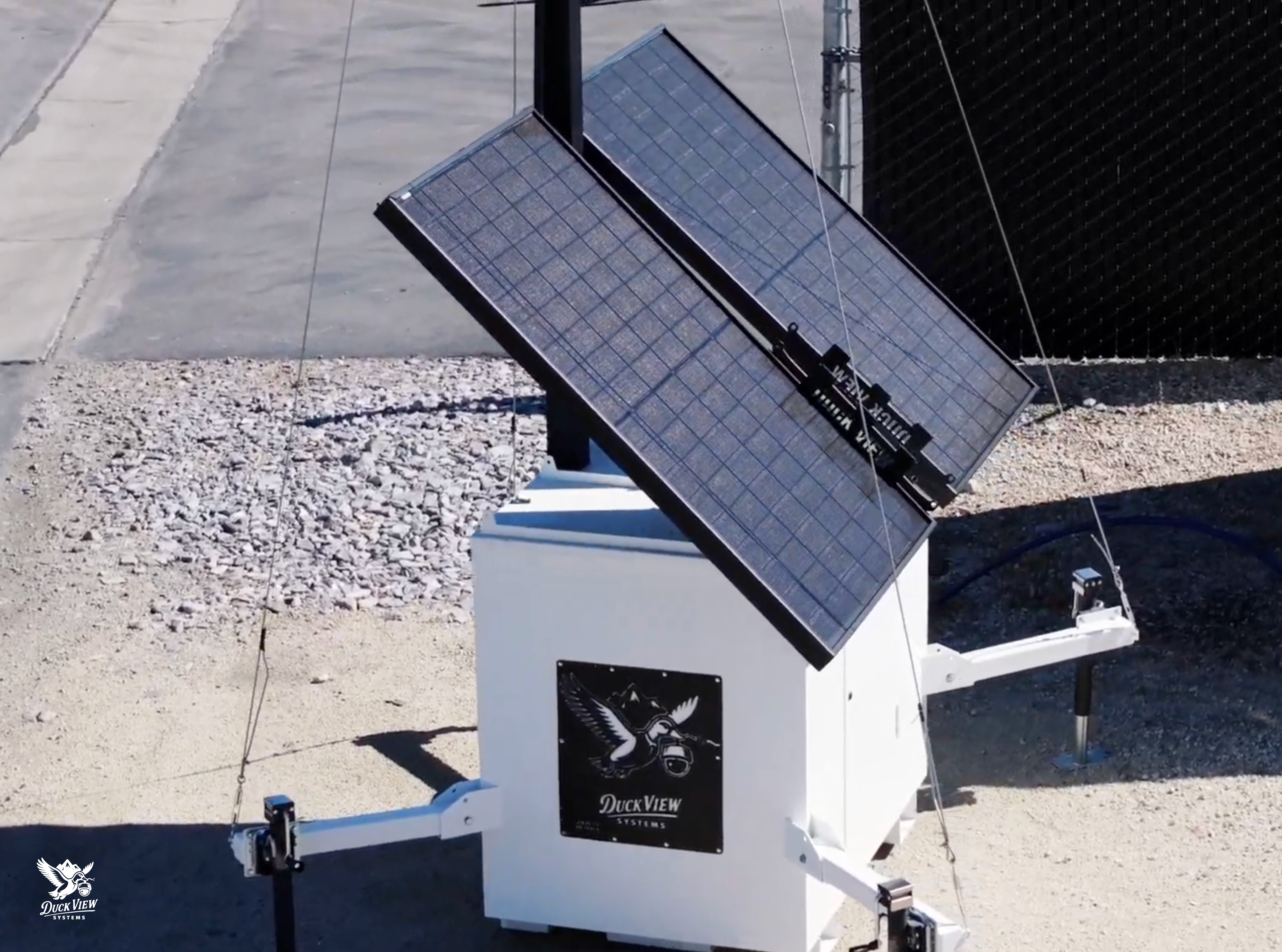 Solar-Powered Security Camera Without WiFi for Remote Sites Solar-powered mobile surveillance unit showing a security camera without wifi, designed for off-grid sites using cellular connectivity and battery backup